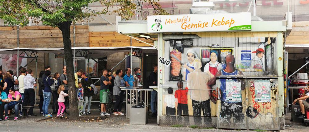 Gibt's hier was umsonst? Nein, aber Schlangestehen gehört bei "Mustafa's Gemüse Kebap" einfach dazu - bald auch in München.