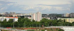 Das Zementwerk Berlin an der Rummbelsburger Bucht, Vom Dach des Betonsilos hat man einen Rundum-Blick auf die Skyline von Berlin wie z.B. auf die Plattenbauten in Lichtenberg. 