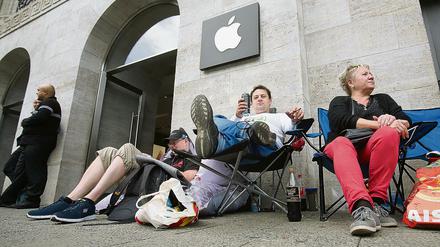 Für’n Apple und ’n iPhone: Berliner campen vor dem Apple Store am Kurfürstendamm. 