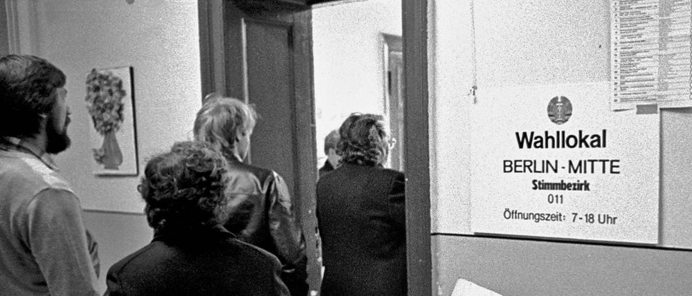 DDR-Bürger gehen am 18. März 1990 in Berlin zur ersten und gleichzeitig letzten Wahl zur Volkskammer der DDR.