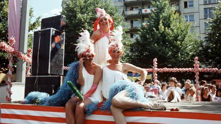 Kostümierte Frauen auf einem Wagen beim Festumzug zur 750-Jahr-Feier in Ost-Berlin.