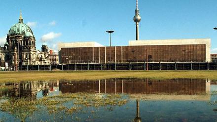Der Palast der Republik, alias "Erichs Lampenladen"Jahrelang wurde über das architektonische Aushängeschild der DDR gestritten. Schließlich entschied der Bundestag 2003, den Palast abzureißen. Seitdem ist er Geschichte. 