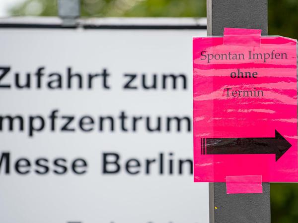 Ein Schild mit der Aufschrift „Spontan Impfen ohne Termin“ hängt vor dem Impfzentrum Messe Berlin. 