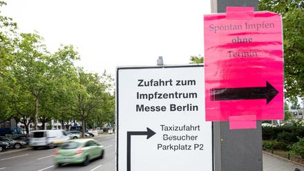 Ein Schild mit der Aufschrift "Spontan Impfen ohne Termin" hängt vor dem Impfzentrum Messe Berlin.