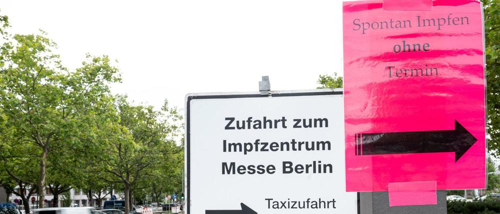 Ein Schild mit der Aufschrift "Spontan Impfen ohne Termin" hängt vor dem Impfzentrum Messe Berlin.