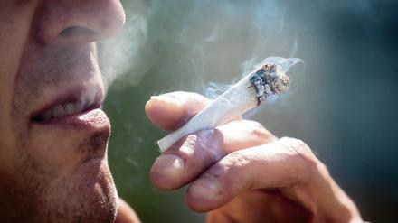 Streitthema Drogenpolitik. Soll Cannabis an Erwachsene reguliert abgegeben werden?