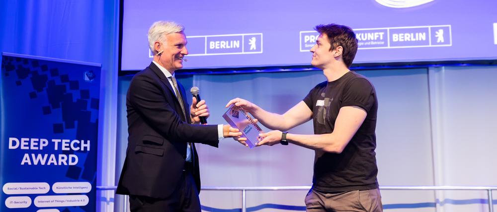 Wirtschaftssenator Stephan Schwarz übergab den Deep Tech Award in der Kategorie Blockchain an Leo Hilse vom Berliner Start-up Style Protocol.