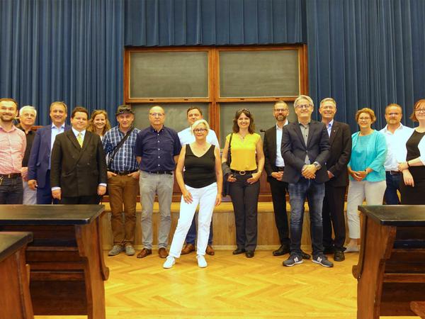 Die Delegation der Berliner IHK posiert zum Gruppenfoto in einem Hörsaal der Universität Warschau.