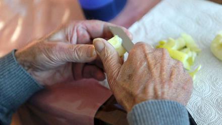 In vielen Seniorenwohngemeinschaften brauchen die Bewohner mehrere Stunden am Tag die Hilfe von Betreuern.