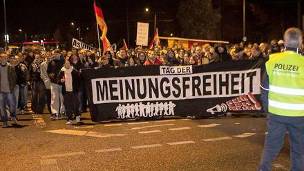 In den letzten Wochen wurde jeden Montagabend in Marzahn gegen das geplante Flüchtlingsheim demonstriert.