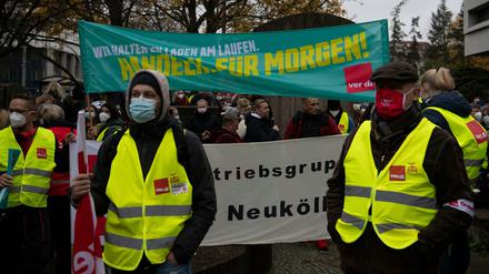 Teilnehmer der zentralen Kundgebung der Gewerkschaft verdi stehen am Dienstag am Rathaus Tempelhof.