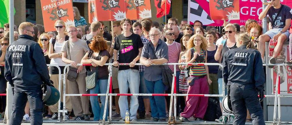 Rund 900 linke Aktivisten haben sich zur Gegendemo in Hellersdorf eingefunden. 