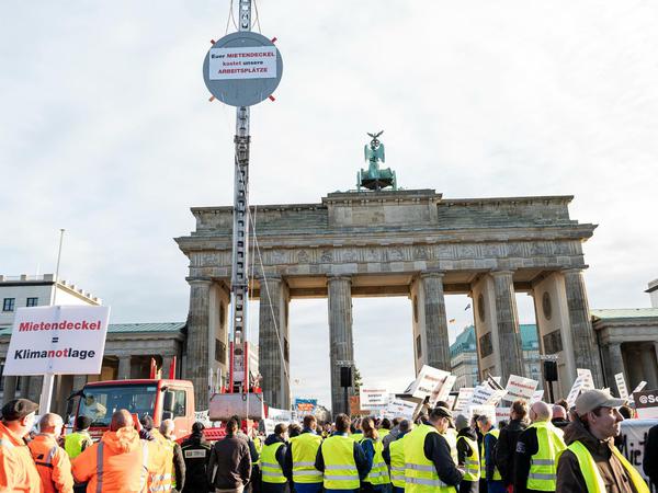 Demonstranten stehen bei einer Kundgebung eines Bündnisses der Berliner Bau- und Wohnungswirtschaft und von Vermietern gegen den Mietendeckel vor dem Brandenburger Tor. 