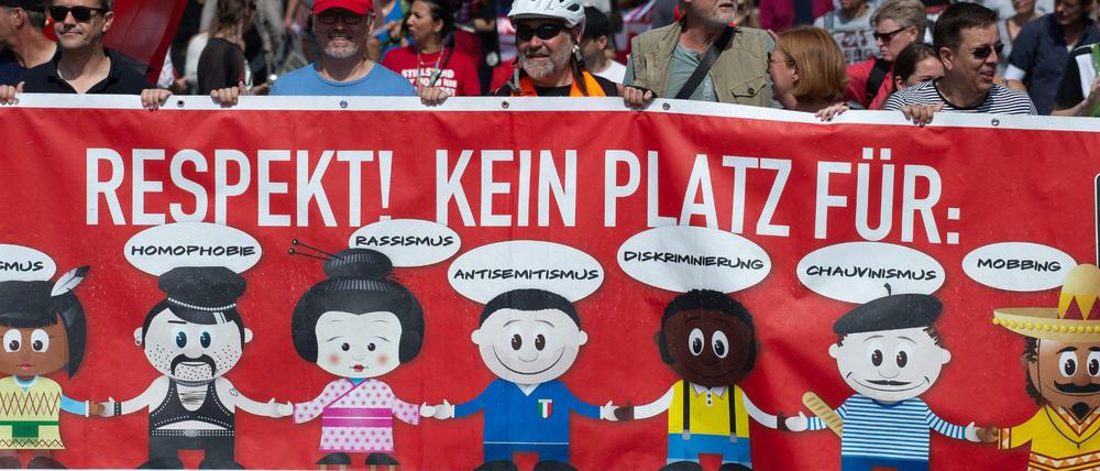 Demonstranten tragen ein Plakat gegen Ausgrenzung und Rassismus im Juli in Kassel.
