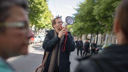 Baustadtrat Florian Schmidt gegen einer Demo gegen Verdrängung in Berlin-Friedrichshain.