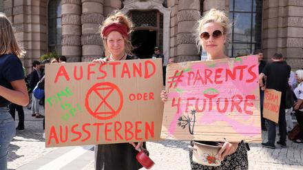 Aktivisten vor dem Rathaus in Potsdam. Hier wurde bereits der Klimanotstand ausgerufen. 