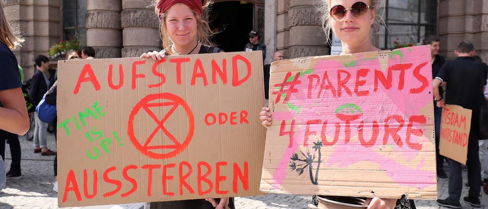 Aktivisten vor dem Rathaus in Potsdam. Hier wurde bereits der Klimanotstand ausgerufen. 