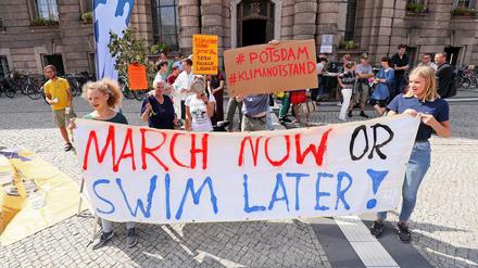 Eine Demonstration der Initiative, wie hier vor dem Potsdamer Rathaus, ist im Berliner Abgeordnetenhaus eigentlich nicht erlaubt.
