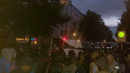 Demonstranten an der Ohlauer Straße. Die Kundgebung verlief weitgehend friedlich. Auf dem weißen Wagen sind Boxen angebracht, über die die Flüchtlinge mit den Protestlern kommunizierten.