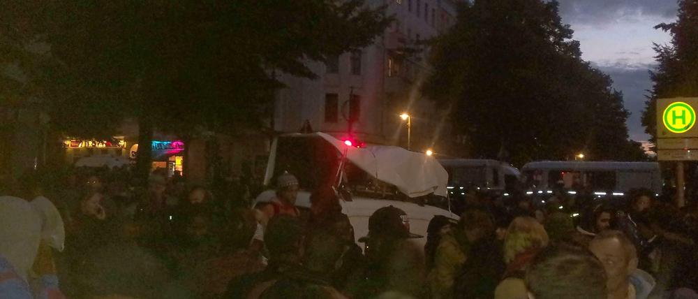 Demonstranten an der Ohlauer Straße. Die Kundgebung verlief weitgehend friedlich. Auf dem weißen Wagen sind Boxen angebracht, über die die Flüchtlinge mit den Protestlern kommunizierten.