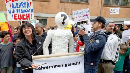 Eltern und Schüler demonstrieren vor der Lietzensee-Schule in Charlottenburg.