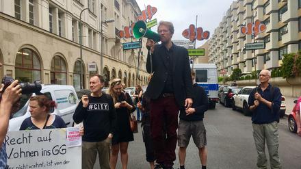Kreuzbergs Baustadtrat Florian Schmidt (Grüne) bei der Kundgebung gegen den Verkauf von 500 Sozialwohnungen (rechts) in der südlichen Friedrichstadt.
