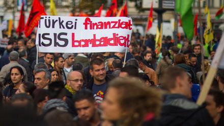 Kurdendemo am Hermannplatz. Das Verhalten der Türkei wird auf vielen Transparenten scharf kritisiert. 