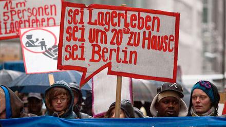 Sei engagiert. In der vergangenen Woche wurde in Mitte für eine bessere Asyl- und Flüchtlingspolitik in Berlin demonstriert. Die Protestler forderten außerdem die Schließung des Flüchtlingslagers in der Spandauer Motardstraße. 