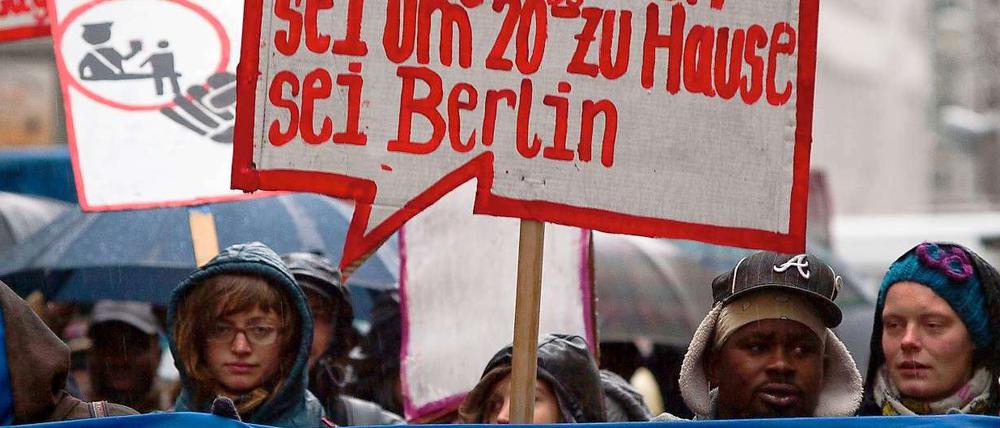 Sei engagiert. In der vergangenen Woche wurde in Mitte für eine bessere Asyl- und Flüchtlingspolitik in Berlin demonstriert. Die Protestler forderten außerdem die Schließung des Flüchtlingslagers in der Spandauer Motardstraße. 