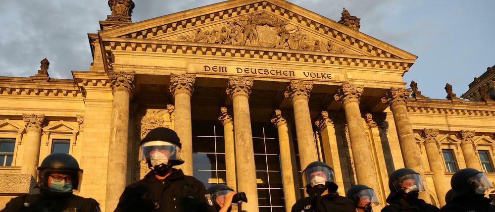 Vor dem Reichstag kam es Ende August bei eine Demonstration von Rechtsextremen zu Ausschreitungen.