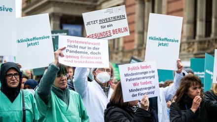 Am Mittwoch wurde vor dem Berliner Abgeordnetenhaus für ausreichende Krankenhausinvestitionen demonstriert.