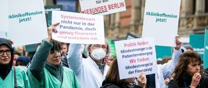 Am Mittwoch wurde vor dem Berliner Abgeordnetenhaus für ausreichende Krankenhausinvestitionen demonstriert.