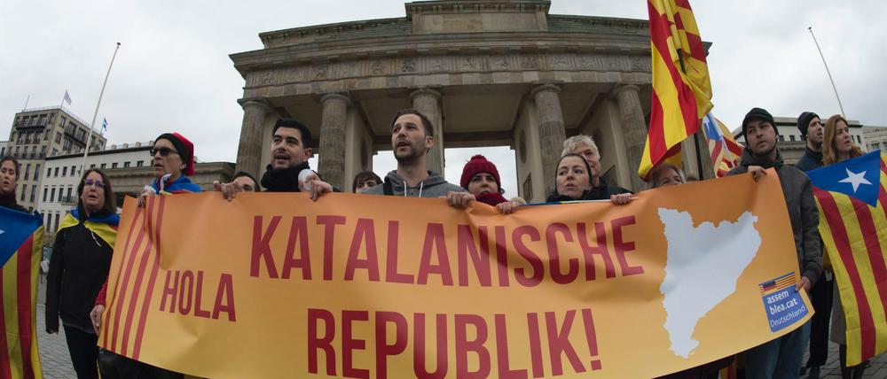 Katalanen fordern eine Republik - auch in Berlin. Zuvor hatte Spaniens Justiz die katalanischen Aktivisten Jordi Sánchez und Jordi Cuixart verhaften lassen.