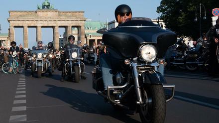 Vor dem Brandenburger Tor. Teilnehmer an der Motorrad-Demonstration der Rockerbande Hells Angels fahren auf der Straße des 17. Juni. Mit der Aktion protestieren die Rocker gegen das Verbot ihrer Abzeichen. 