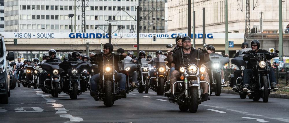 Einige 100 Motorradfahrer nahmen an der Demonstration der Hells Angels gegen das Verbot ihrer Vereinsabzeichen teil.