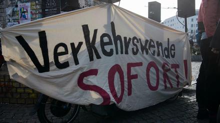 Plakativ. Für eine Verkehrswende demonstrierten am Wochenende mehrere hundert Menschen in Neukölln und Kreuzberg. Aufgerufen hatte das Bündnis "autofreiberlin".