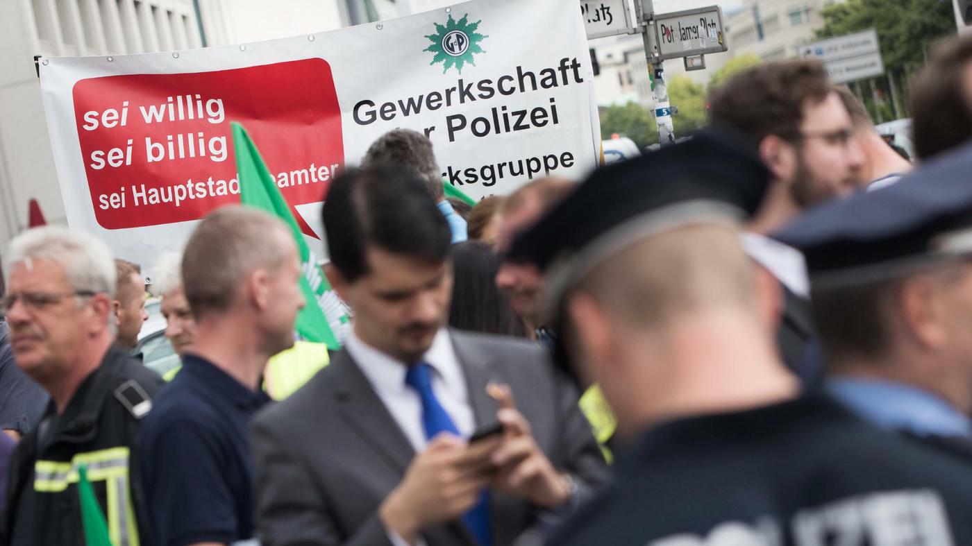 Demonstration von Polizei und Feuerwehr "Das Schlusslicht der Besoldung"