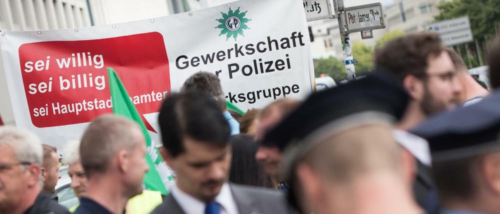 "Sei willig, sei billig, sei Hauptstadtbeamter" steht auf einem Transparent der protestierenden Berliner Beamten. 