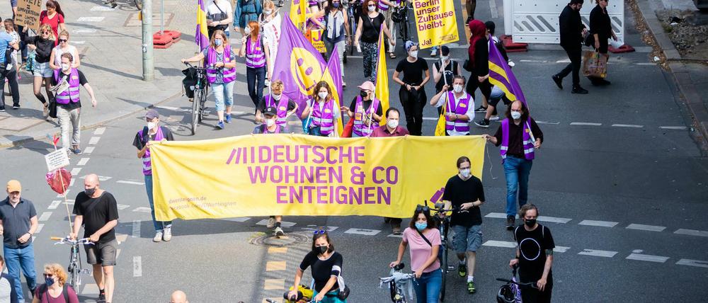 Teilnehmer einer Demonstration des Aktionsbündnisses "Wer Hat Der Gibt Berlin" am 21. August 2021, tragen ein Banner der Initiative "Deutsche Wohnen &amp; Co. enteignen". 