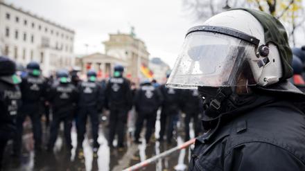 Polizisten im Einsatz bei einer Demonstration am Brandenburger Tor.