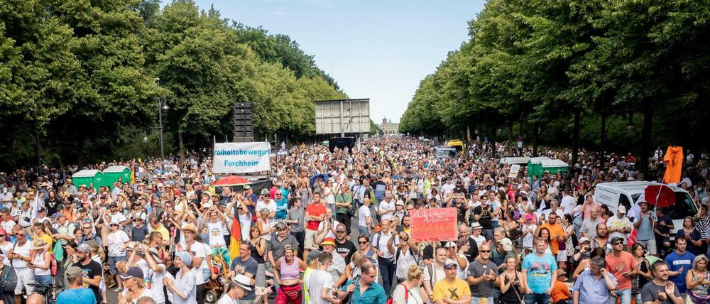 Dicht gedrängt und ohne Masken standen die Menschen am 1. August bei der Demo in Berlin.