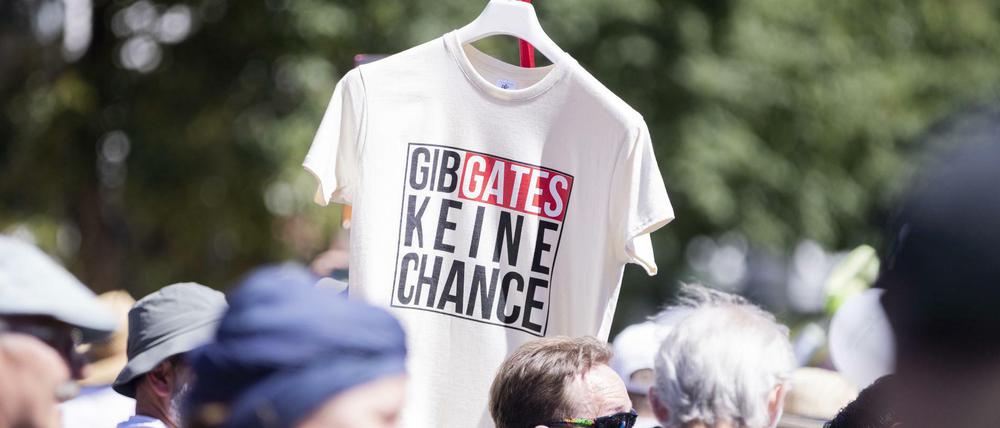 "Gib Gates keine Chance" steht auf einem T-Shirt bei einer Demo gegen die Corona-Beschränkungen, zu der die Initiative "Querdenken 711" aufgerufen hat.