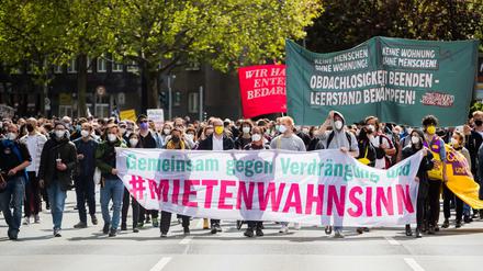 Der Zug einer Demonstration unter dem Motto ´Gegen den Mietenwahnsinn · jetzt erst recht!» in der Martin-Luther-Straße in Berlin-Schöneberg.