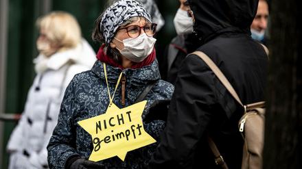 Verharmlosung der Judenverfolgung. Eine Teilnehmerin demonstriert mit dem gelben Stern vor dem Bundesgesundheitsministerium gegen die Maßnahmen zur Eindämmung der Pandemie