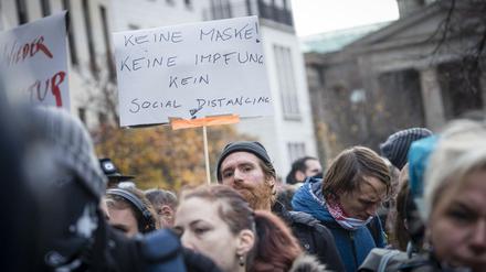 Demonstration am 18.11. 2020 gegen die Corona-Schutzmassnahmen der Bundesregierung am Bundestag. Zahlreiche Menschen protestieren gegen die Neufassung des Infektionsschutzgesetzes im Berliner Regierungsviertel. 