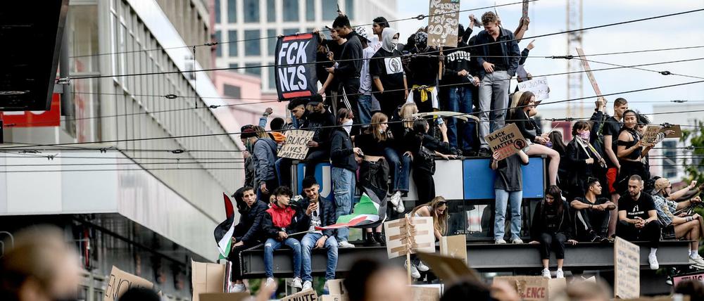 Auf dem Alexanderplatz demonstrierten 15.000 Menschen gegen Rassismus und Polizeigewalt.