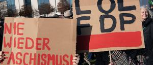 Demonstranten stehen bei einer Aktion gegen Rechts und den Vorkommnissen in Thüringen am Reichstag und protestieren. 