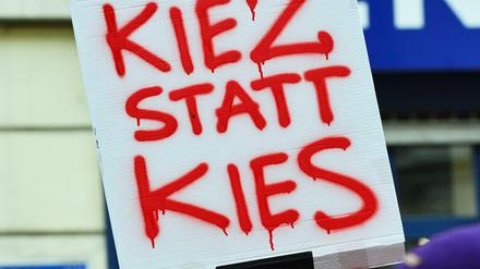 «Kiez statt Kies». Demonstranten protestieren gegen steigende Mieten und mögliche Räumungen im Berliner Stadtteil Kreuzberg.