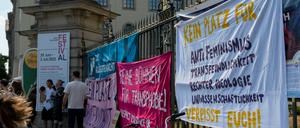 "Keine Bühnen für Transphobie!" Studierende demonstrierten mit Transparenten gegen den Vortrag der Biologin Marie-Luise Vollbrecht an der Humboldt-Universität.