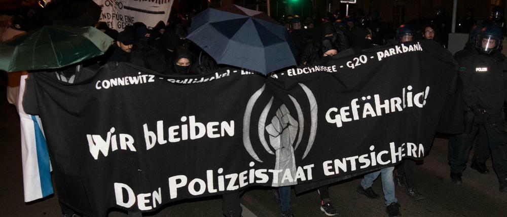 Linke Demonstranten zogen am Freitagabend mit Transparenten durch Friedrichshain. 